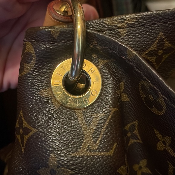 Louis Vuitton - Picture 2 of 7